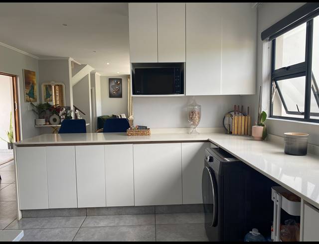 3 BEDROOM TOWNHOUSE FOR SALE IN PALM LAKES ESTATE